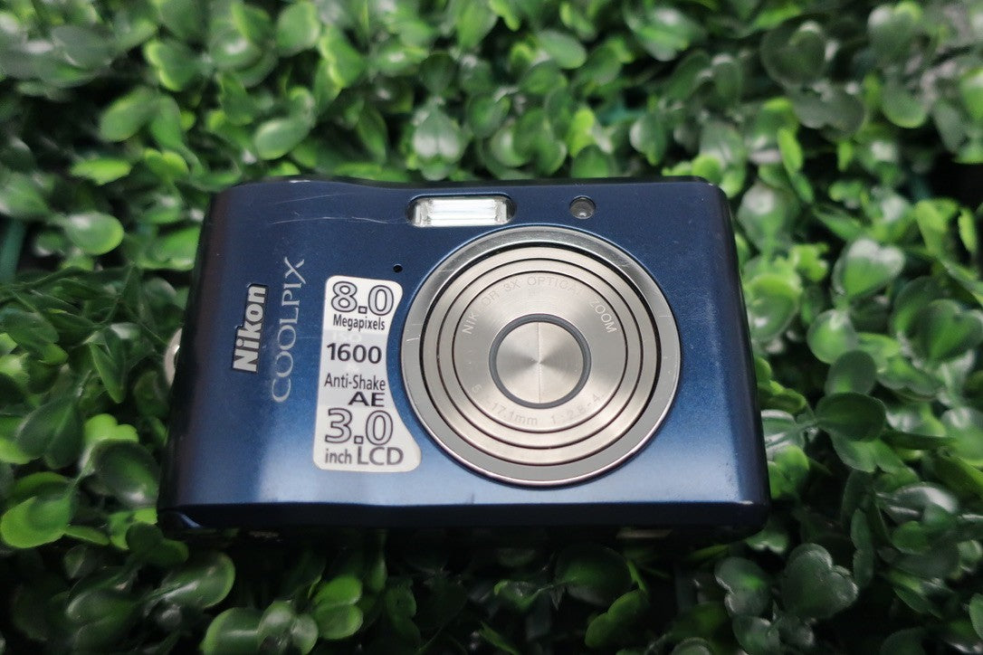 Nikon COOLPIX L18 8.0MP Digital Camera - Blue Tested Working No SD
