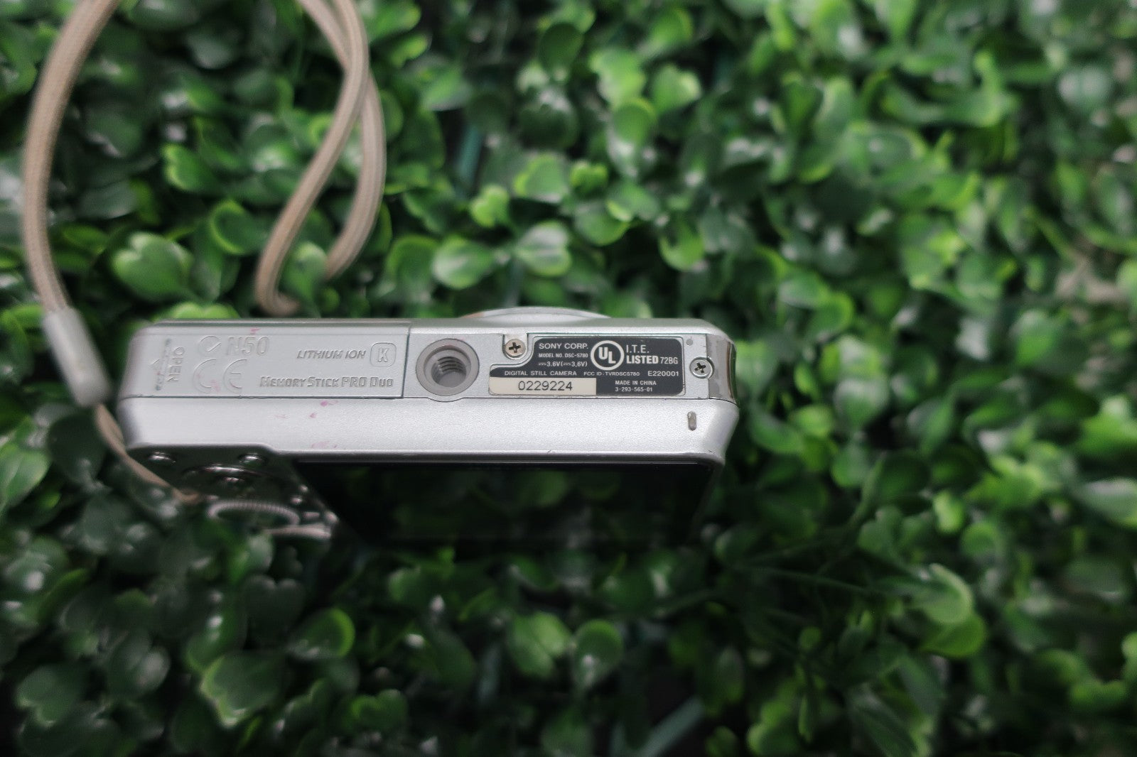 Sony Cyber-shot DSC-S780 8.1MP Digital Camera - W/ Battery, Chgr, 1 GB Card