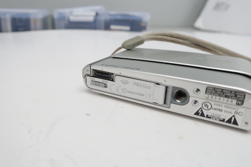 Sony Cyber-shot DSC-T70 8.1MP Digital Camera - White Tested Working W/ Battery