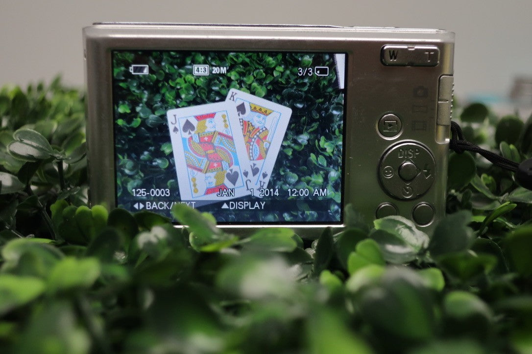 Sony Cybershot DSC-W830 20.1MP Digital Camera Silver - Faulty -SMALL DUST SPOTS
