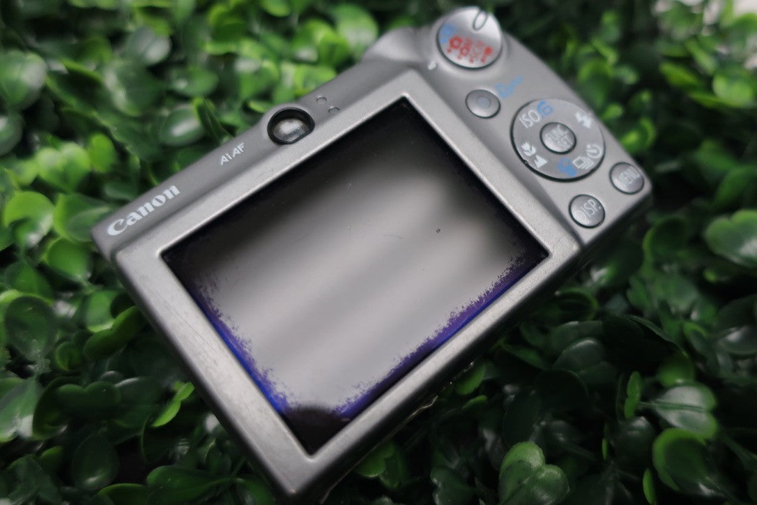 canon powershot sd800 is FOR PARTS OR REPAIR NOT WORKING READ Description.