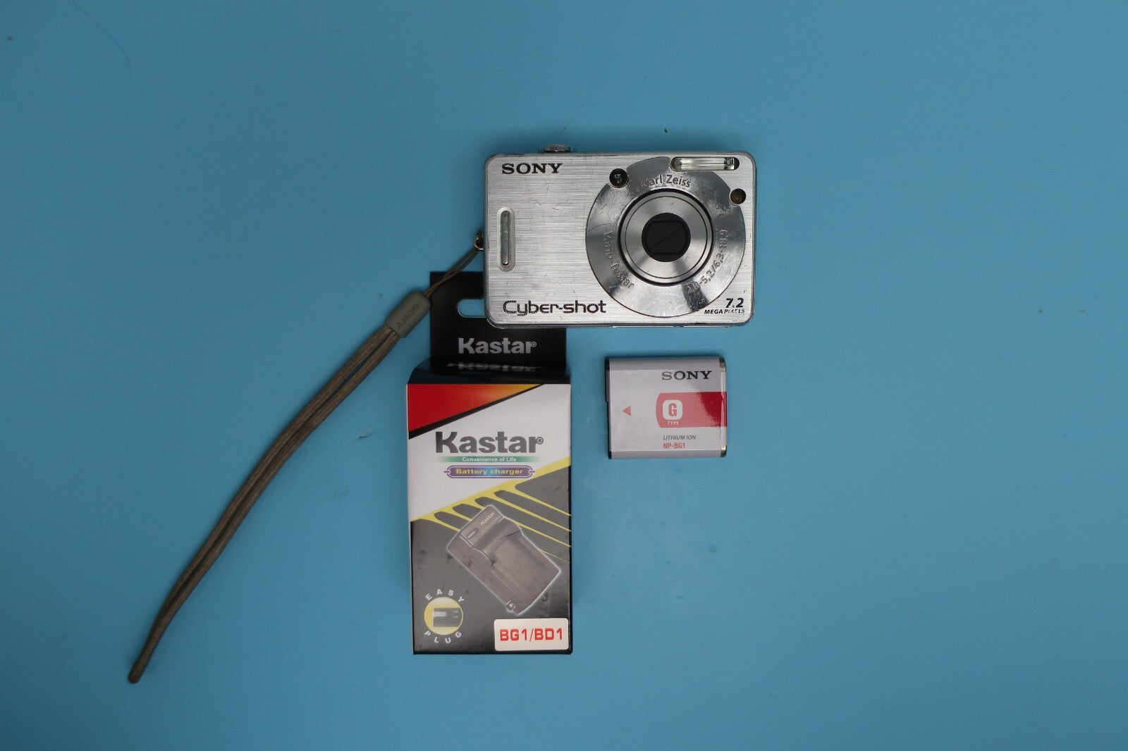 Sony Cyber-Shot DSC-W70 7.2MP Digital Camera Silver W/Battery+Charger