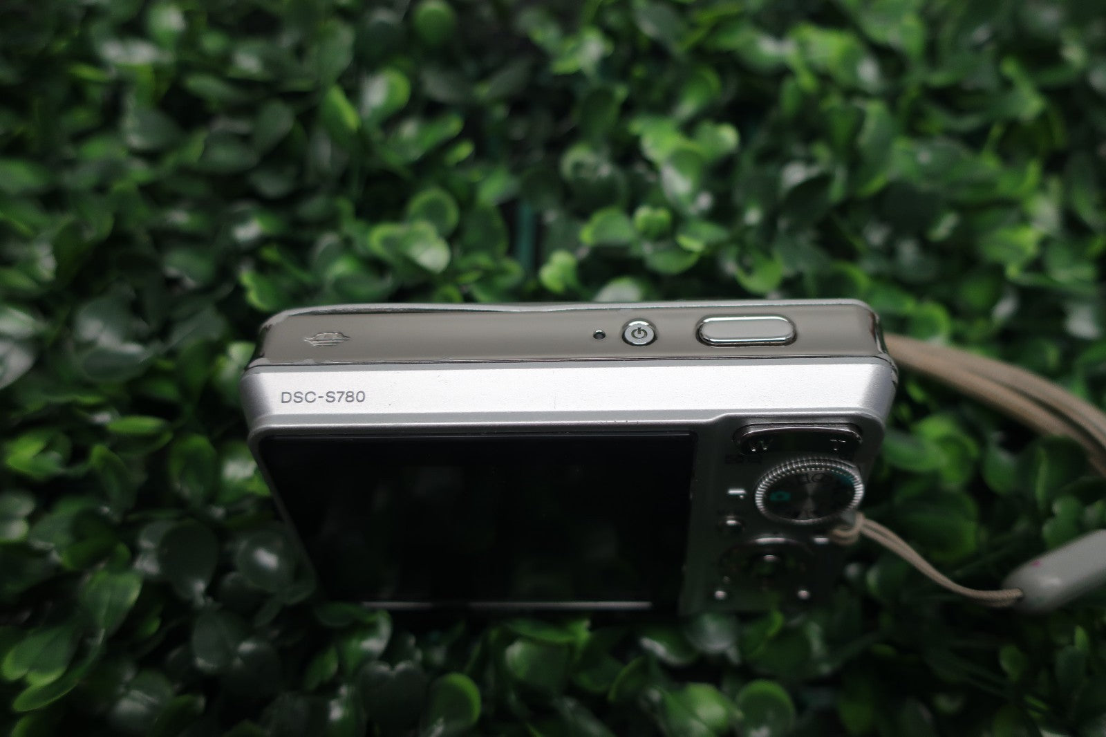Sony Cyber-shot DSC-S780 8.1MP Digital Camera - W/ Battery, Chgr, 1 GB Card