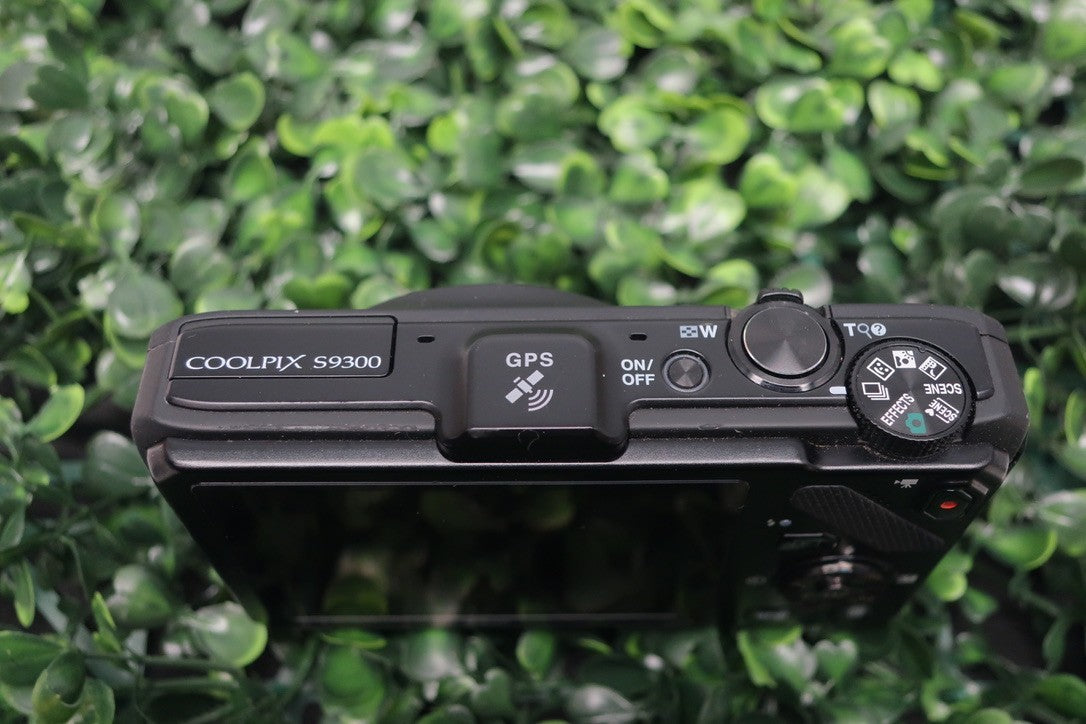 Nikon Coolpix S9300 Digital  Camera, SPARES ONLY, Does Not Turn On. READ DESCRIP