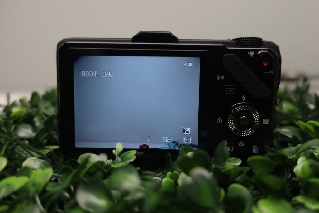 Nikon Coolpix S9300 Digital Camera 16MP Powers On for Parts/Repairs READ DESCRIP
