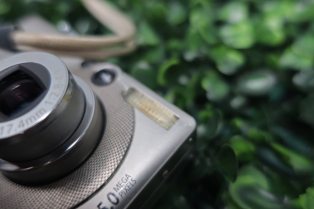 Canon PowerShot SD400 Digital ELPH Camera For Parts Or Repair