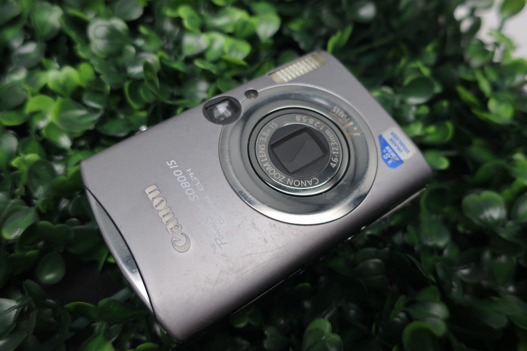 canon powershot sd800 is FOR PARTS OR REPAIR NOT WORKING READ Description.