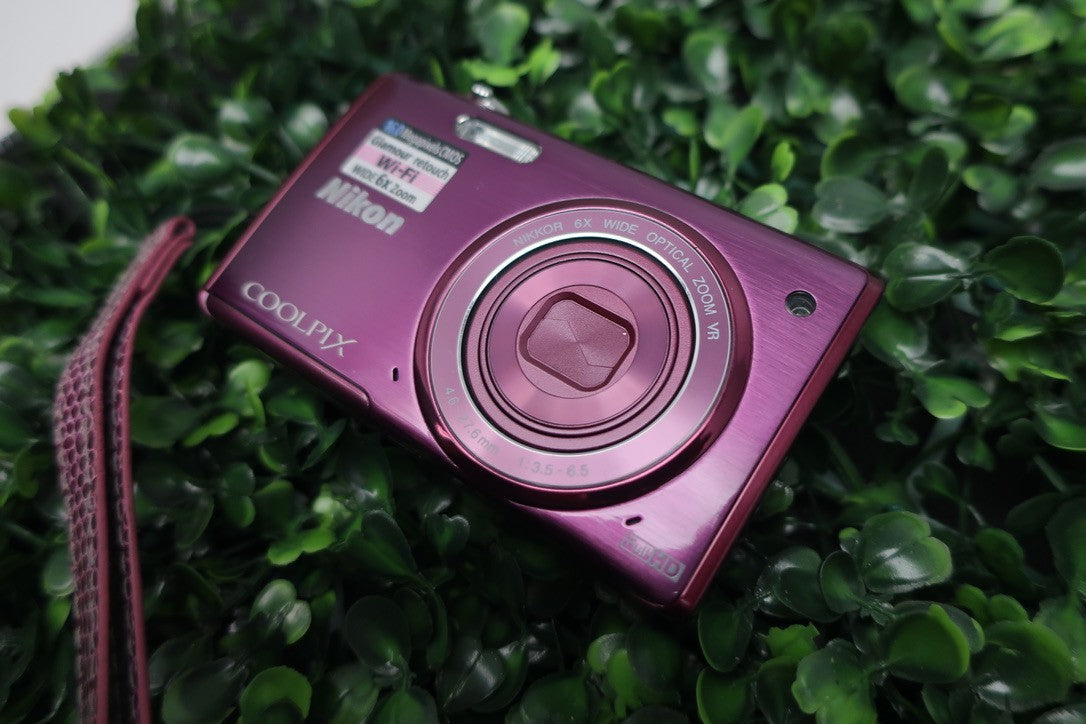 Nikon Coolpix S5200 FOR PARRTS OR REPAIR  READ DESCRIPTION NO POWER