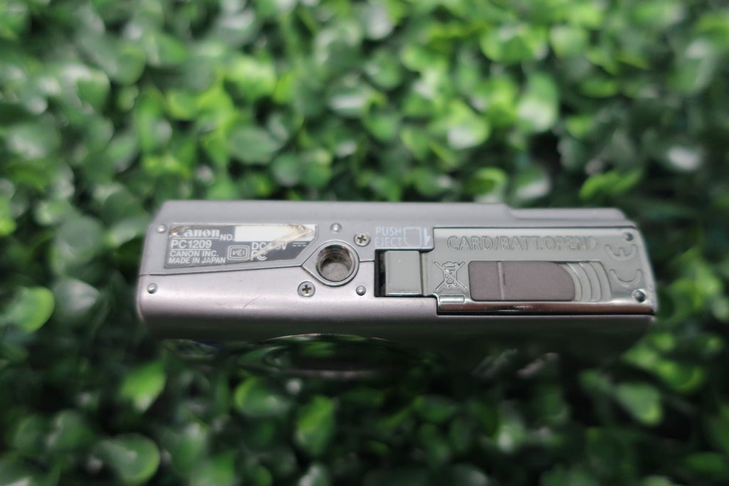 canon powershot sd800 is FOR PARTS OR REPAIR NOT WORKING READ Description.