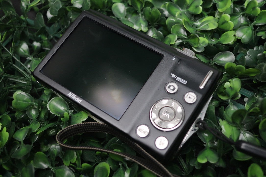 Nikon Coolpix S3000 12.0 MP Green Digital Camera FOR REPAIR READ DESCRIPTION