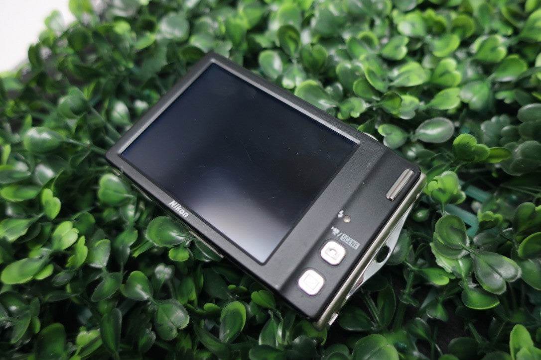 Nikon COOLPIX S4000 12.0MP Digital Camera Silver LENS ERROR For Parts OR REPAIR