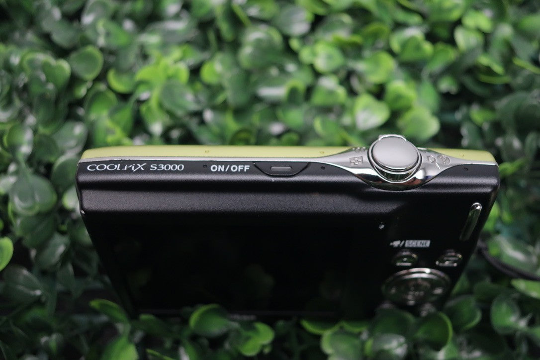 Nikon Coolpix S3000 12.0 MP Green Digital Camera FOR REPAIR READ DESCRIPTION