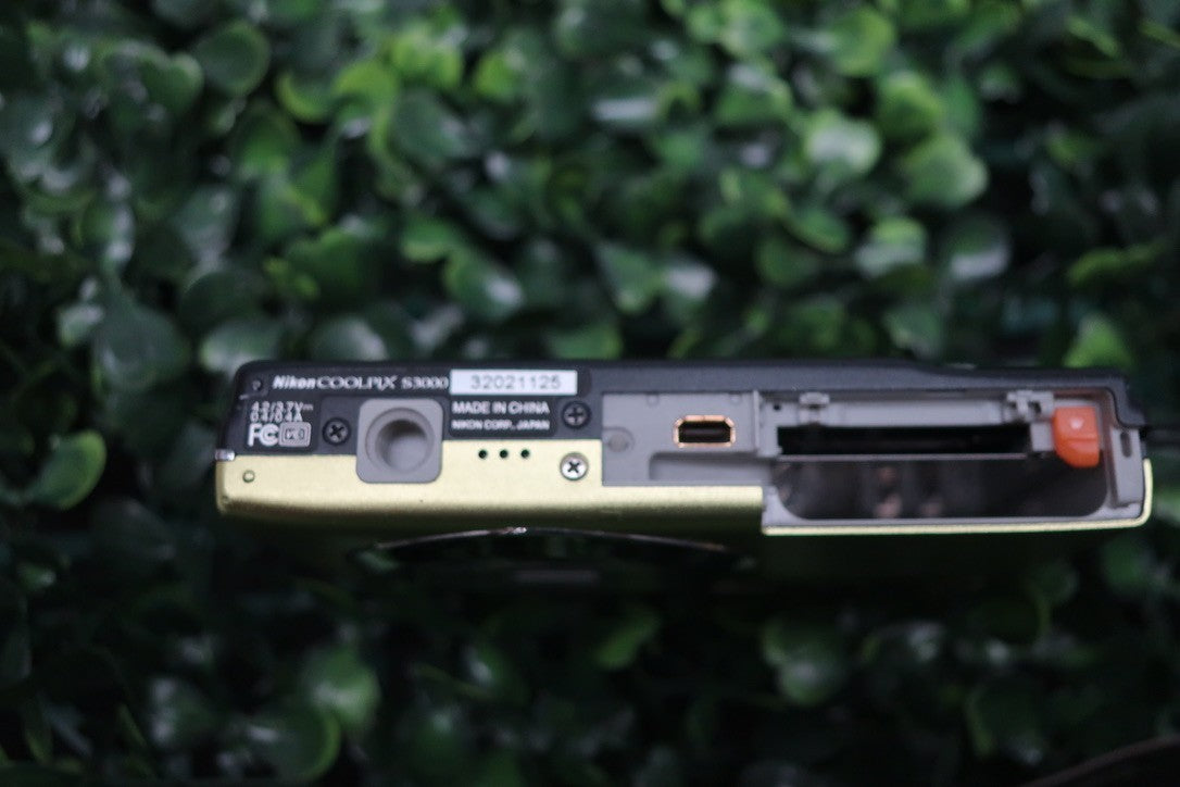 Nikon Coolpix S3000 12.0 MP Green Digital Camera FOR REPAIR READ DESCRIPTION
