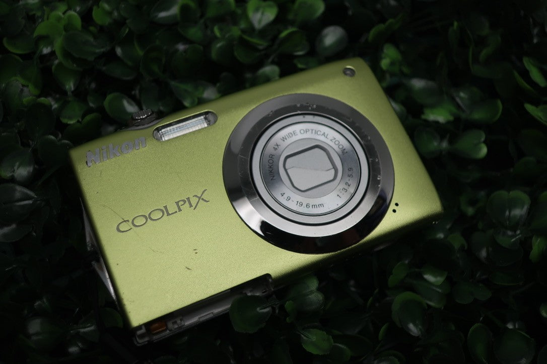 Nikon Coolpix S3000 12.0 MP Green Digital Camera FOR REPAIR READ DESCRIPTION