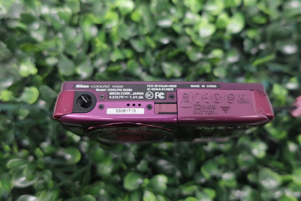 Nikon Coolpix S5200 FOR PARRTS OR REPAIR  READ DESCRIPTION NO POWER