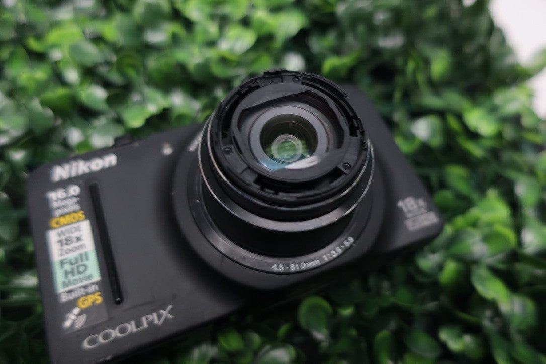 Nikon Coolpix S9300 Digital Camera 16MP Powers On for Parts/Repairs READ DESCRIP