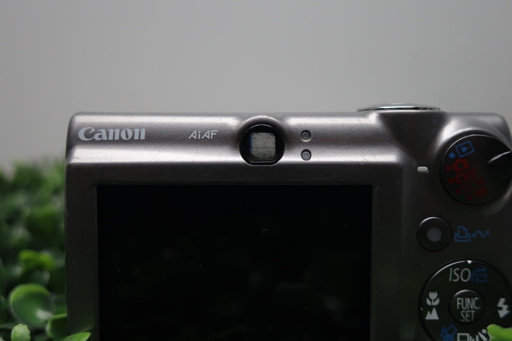 canon powershot sd800 is FOR PARTS OR REPAIR NOT WORKING READ Description.