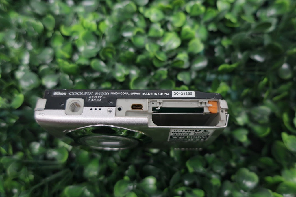 Nikon COOLPIX S4000 12.0MP Digital Camera Silver LENS ERROR For Parts OR REPAIR