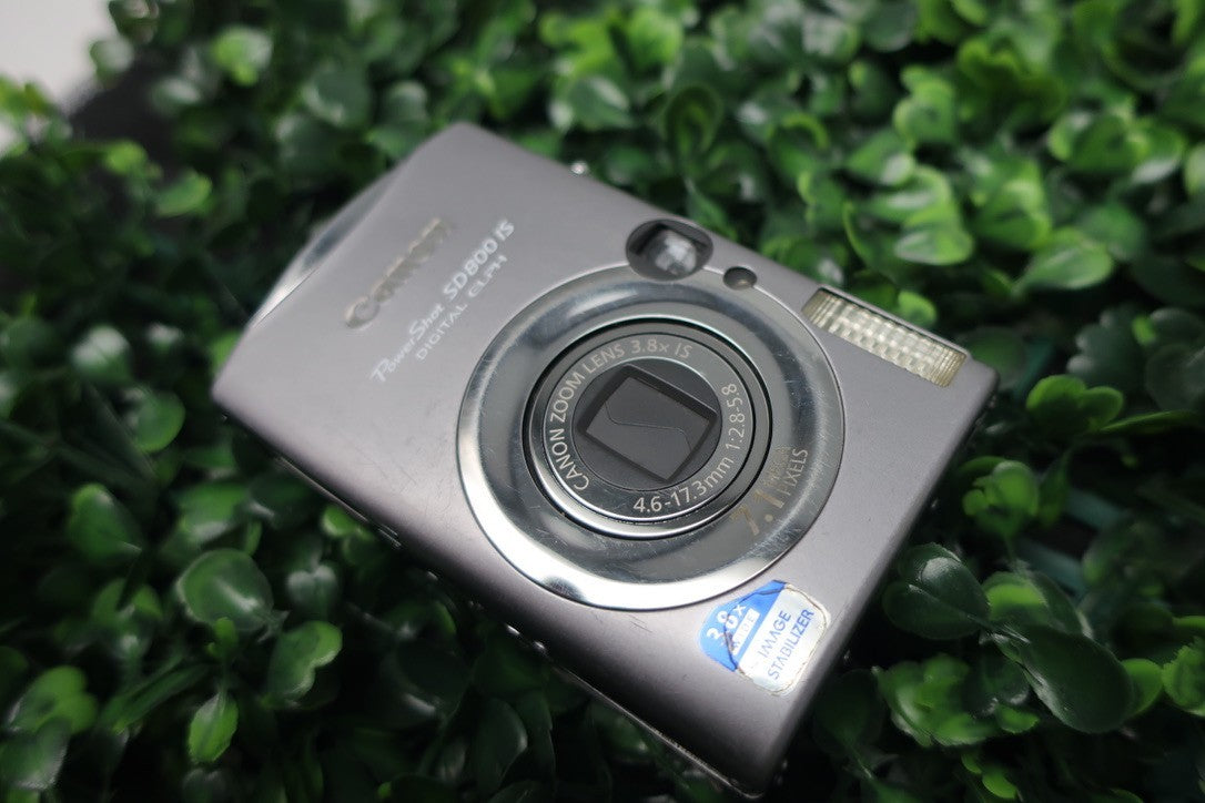 canon powershot sd800 is FOR PARTS OR REPAIR NOT WORKING READ Description.