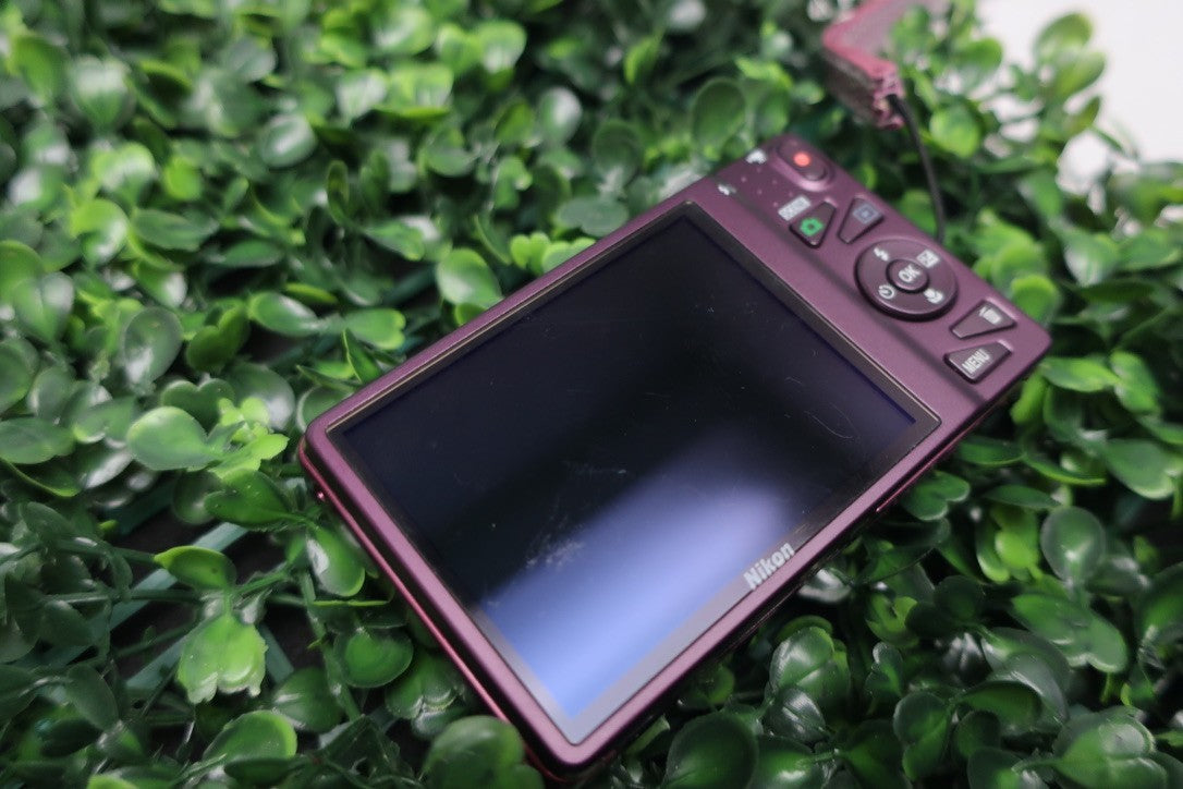 Nikon Coolpix S5200 FOR PARRTS OR REPAIR  READ DESCRIPTION NO POWER
