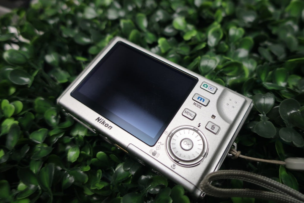Nikon COOLPIX S8 Silver Compact Digital Camera W/Battery+Charger+SD Card TESTED.