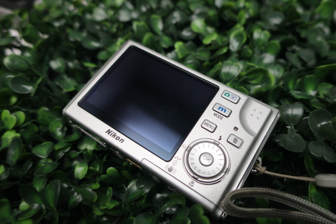 Nikon COOLPIX S8 Silver Compact Digital Camera W/Battery+Charger+SD Card TESTED.