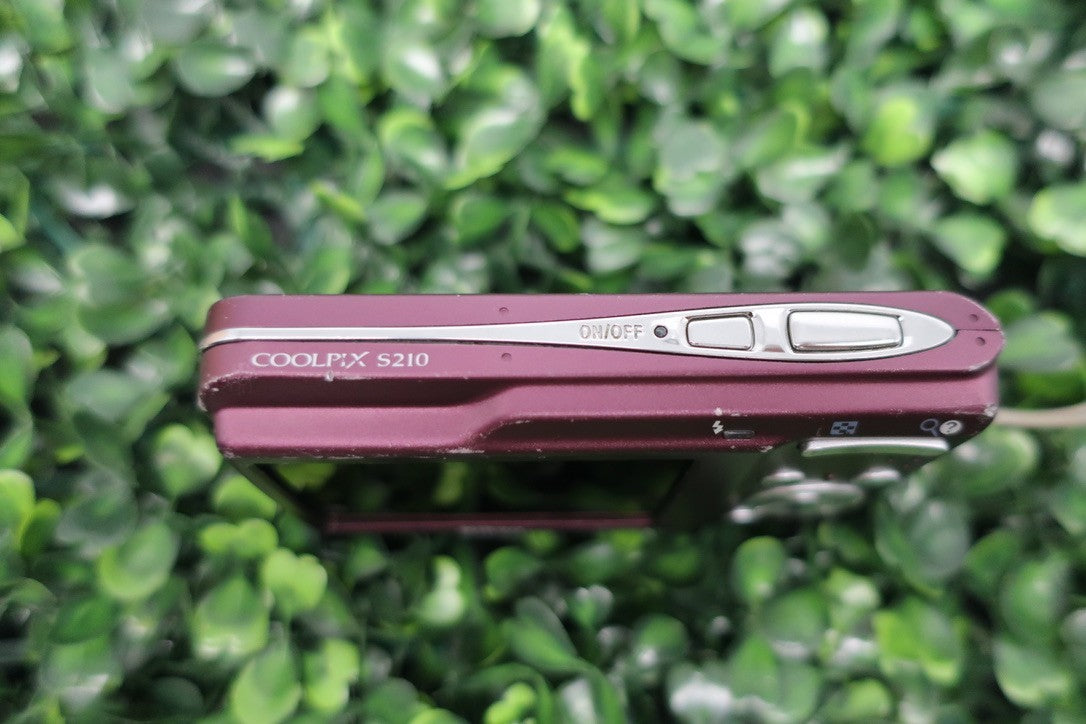 Nikon COOLPIX S210 8.0MP Digital Camera Plum W/Battery +Charger+SD Card TESTED