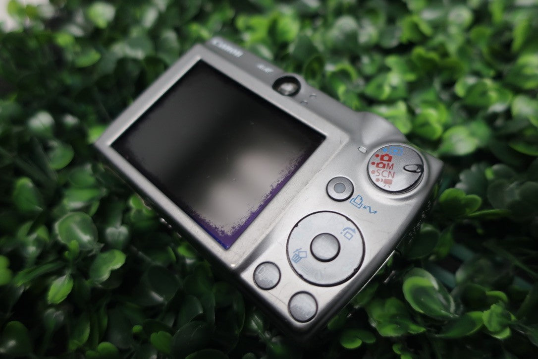 canon powershot sd800 is FOR PARTS OR REPAIR NOT WORKING READ Description.