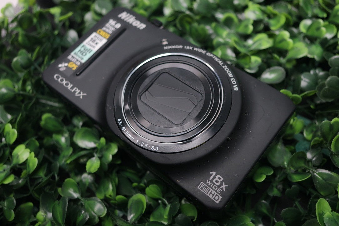 Nikon Coolpix S9300 Digital  Camera, SPARES ONLY, Does Not Turn On. READ DESCRIP