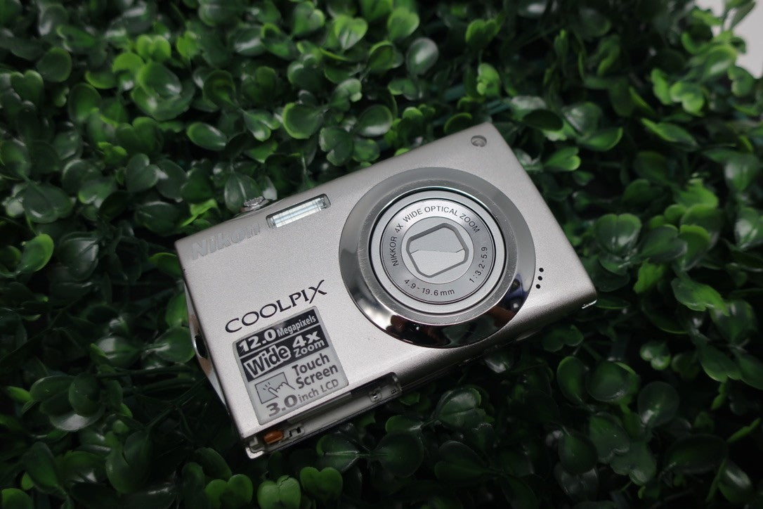 Nikon COOLPIX S4000 12.0MP Digital Camera Silver LENS ERROR For Parts OR REPAIR