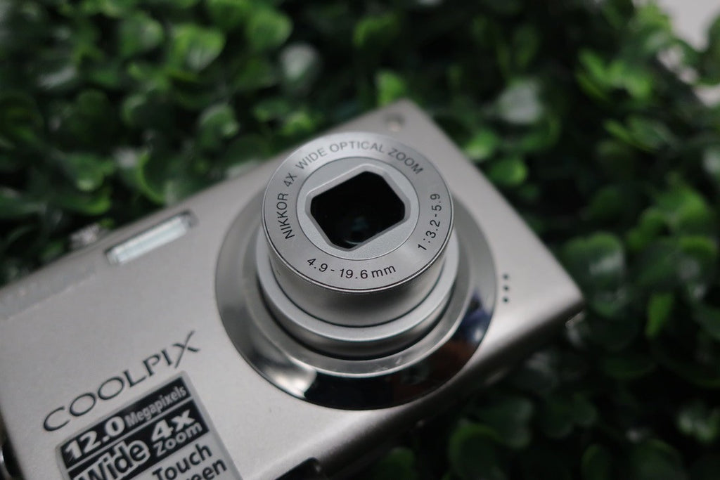 Nikon COOLPIX S4000 12.0MP Digital Camera Silver LENS ERROR For Parts OR REPAIR