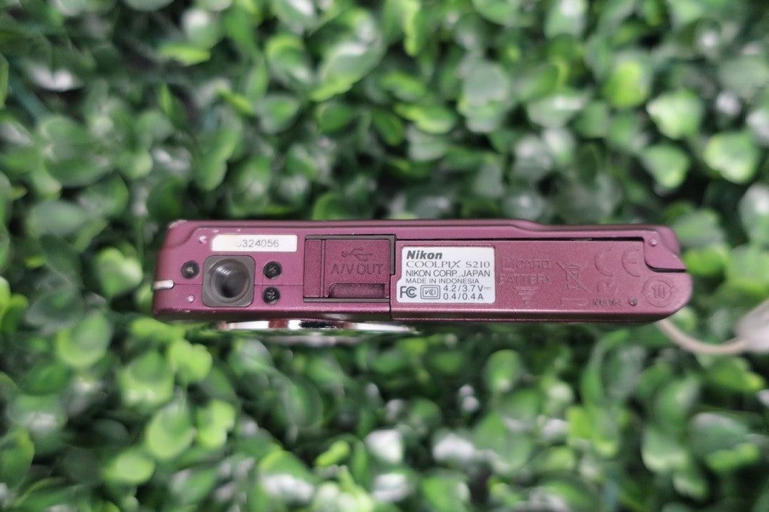 Nikon COOLPIX S210 8.0MP Digital Camera Plum W/Battery +Charger+SD Card TESTED