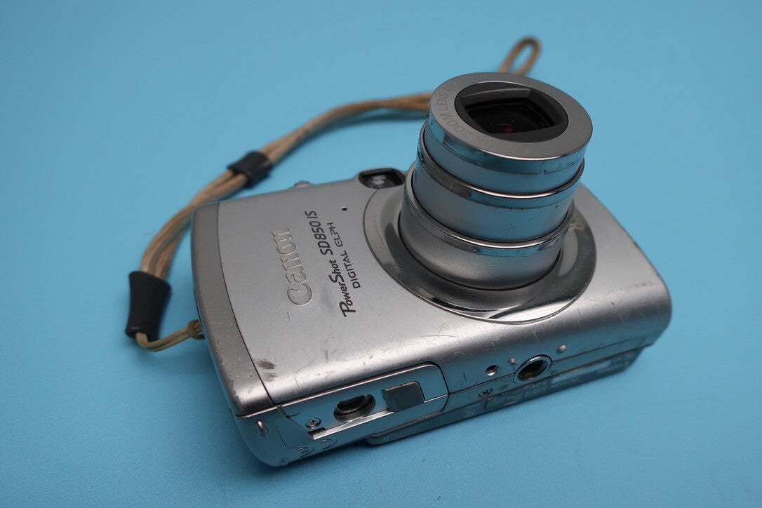 Canon PowerShot SD 850 IS digital camera W/battery, Charger, Working