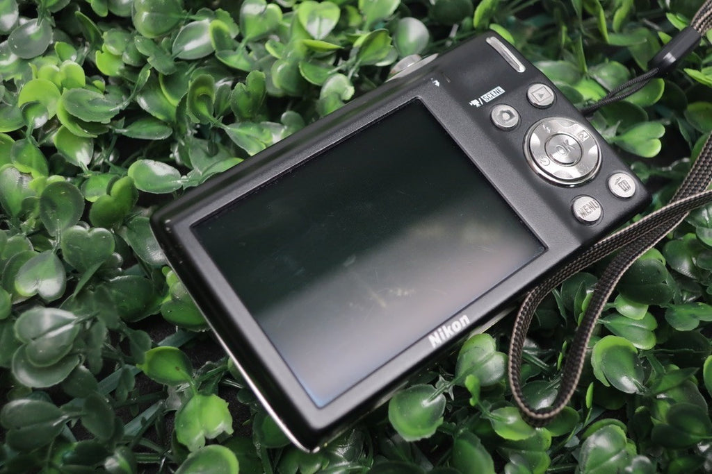 Nikon Coolpix S3000 12.0 MP Green Digital Camera FOR REPAIR READ DESCRIPTION