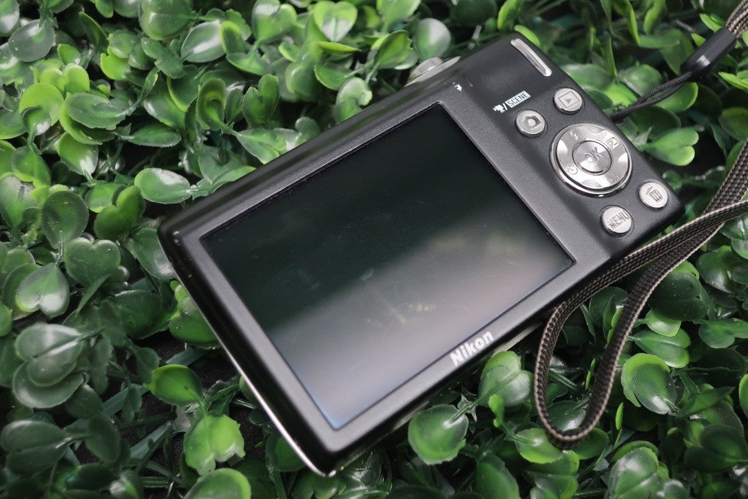 Nikon Coolpix S3000 12.0 MP Green Digital Camera FOR REPAIR READ DESCRIPTION