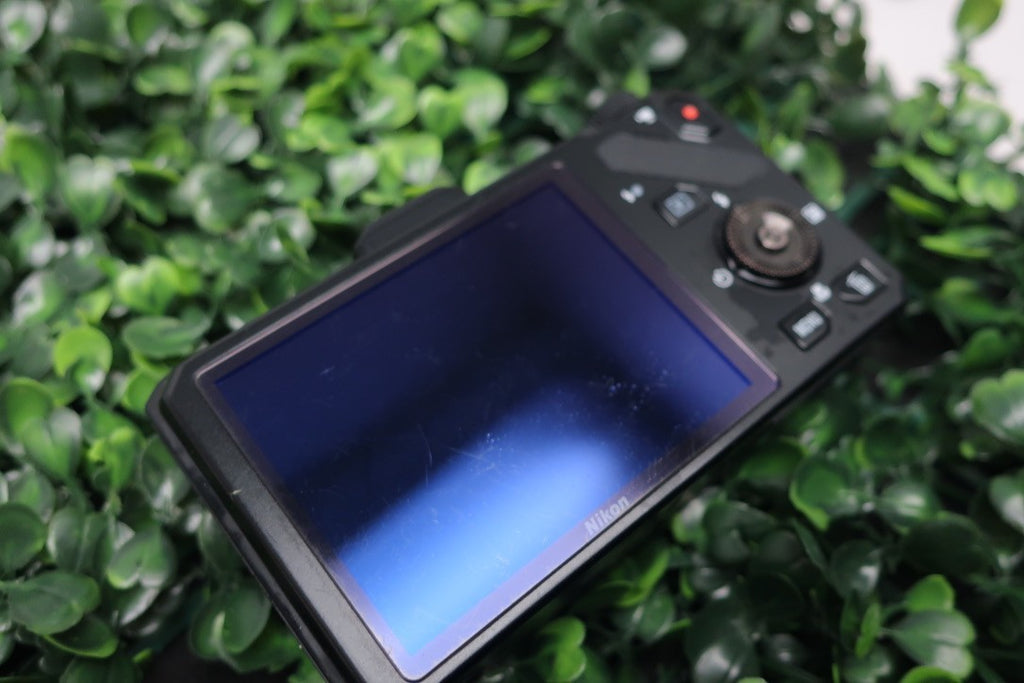 Nikon Coolpix S9300 Digital Camera 16MP Powers On for Parts/Repairs READ DESCRIP