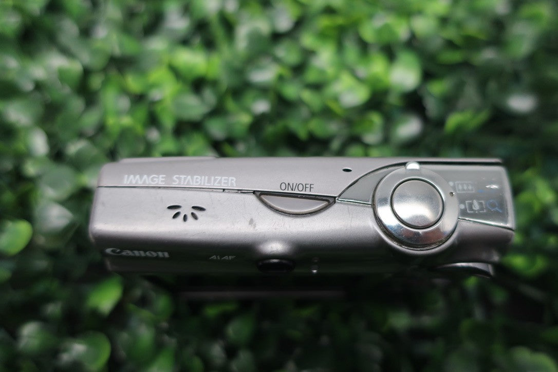 canon powershot sd800 is FOR PARTS OR REPAIR NOT WORKING READ Description.