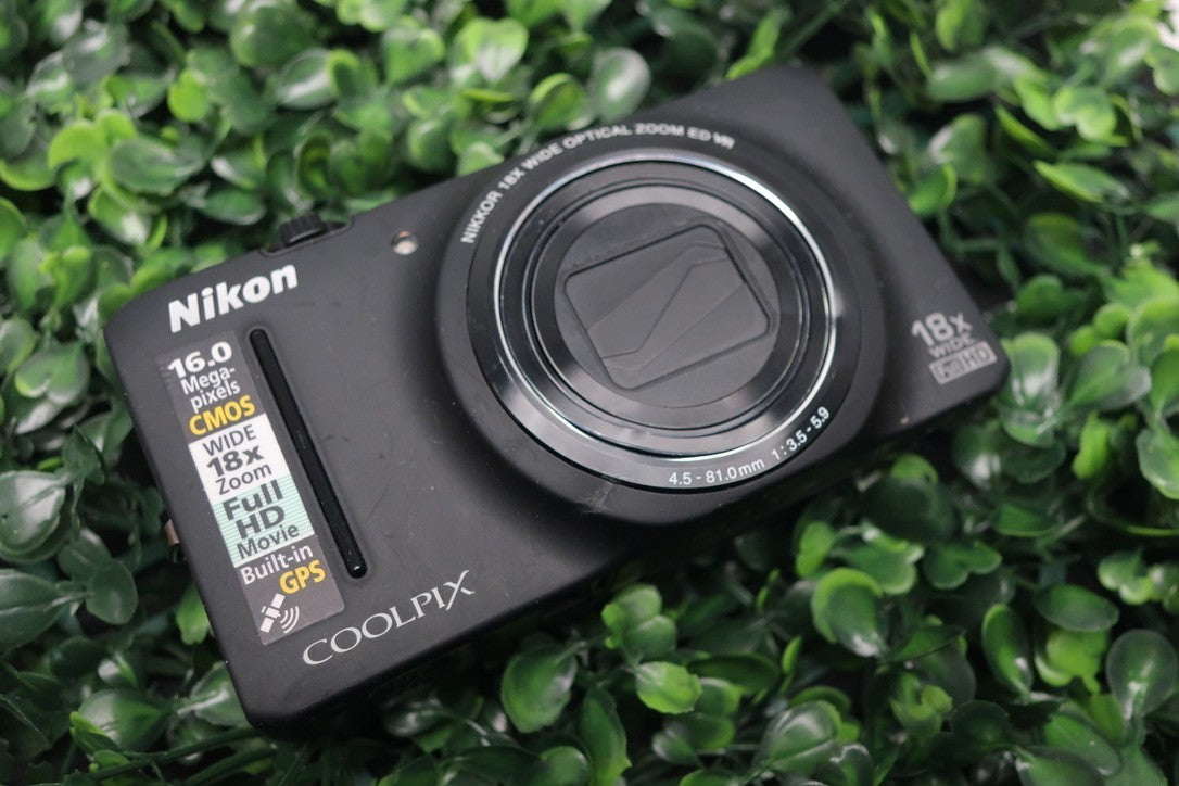 Nikon Coolpix S9300 Digital  Camera, SPARES ONLY, Does Not Turn On. READ DESCRIP
