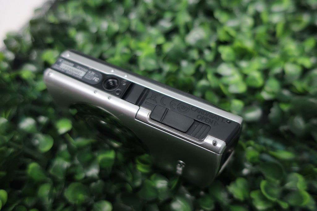 Canon Powershot SD870 IS Digital Elph Camera Turns On But Has Issues AS IS Parts