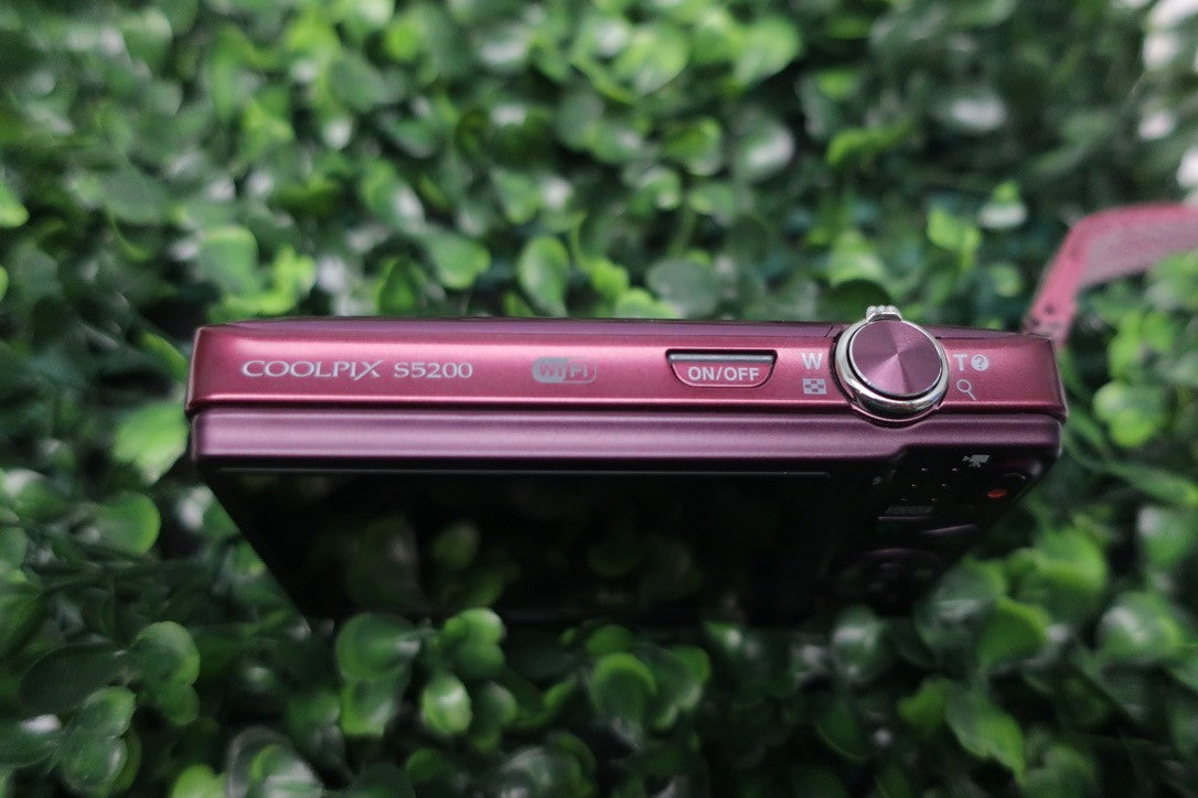 Nikon Coolpix S5200 FOR PARRTS OR REPAIR  READ DESCRIPTION NO POWER