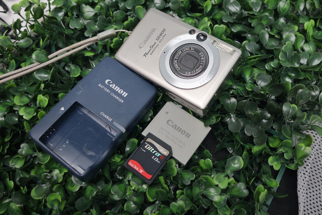 Canon PowerShot SD600 Digital ELPH 6.0MP Camera Silver W/Batt+Charger+SD #1 BUND