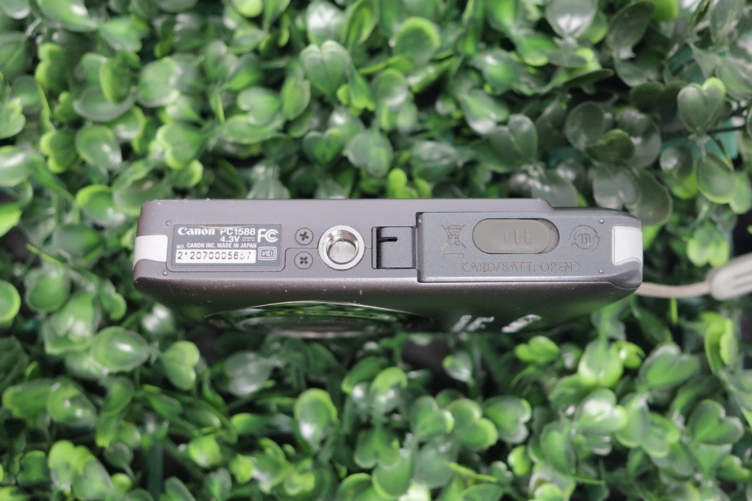 Canon PowerShot ELPH 100 HS Gray 12.1MP Digital Camera Bundle - Tested Working