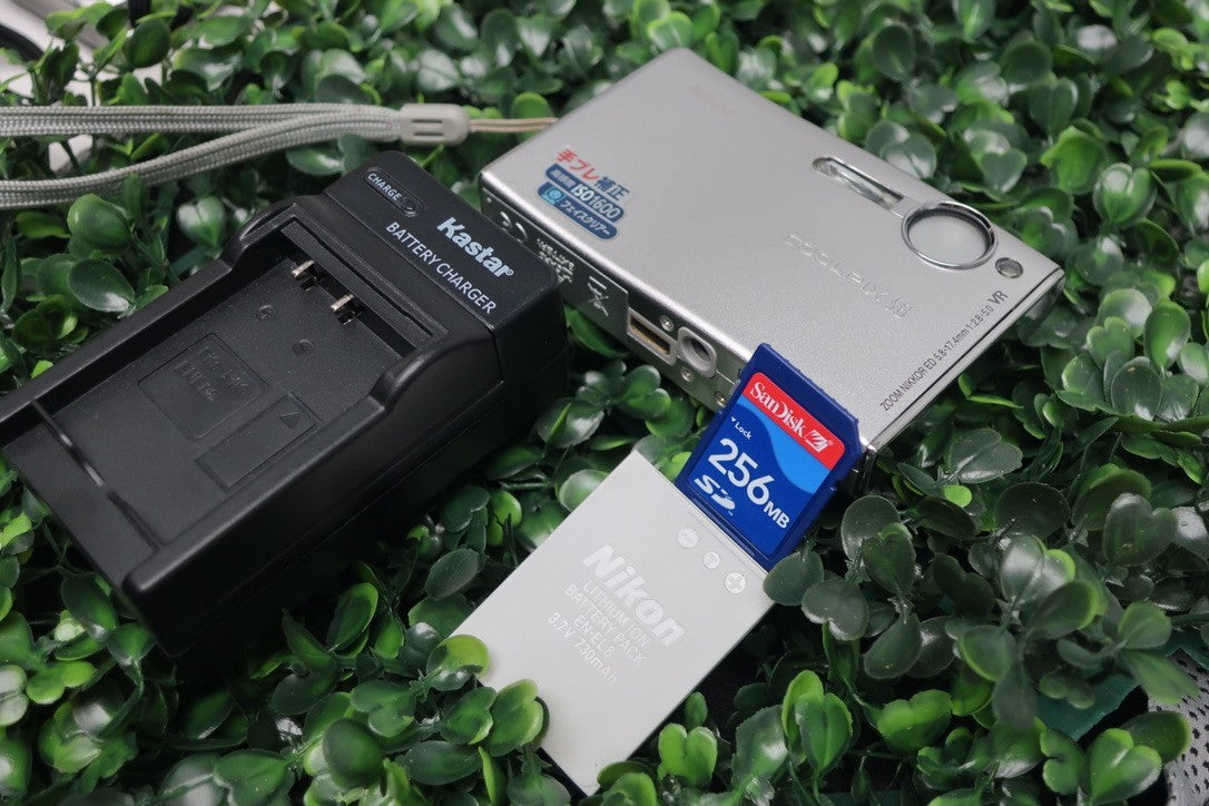 Nikon COOLPIX S8 Silver Compact Digital Camera W/Battery+Charger+SD Card TESTED.