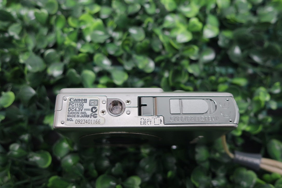Canon PowerShot SD400 Digital ELPH Camera For Parts Or Repair