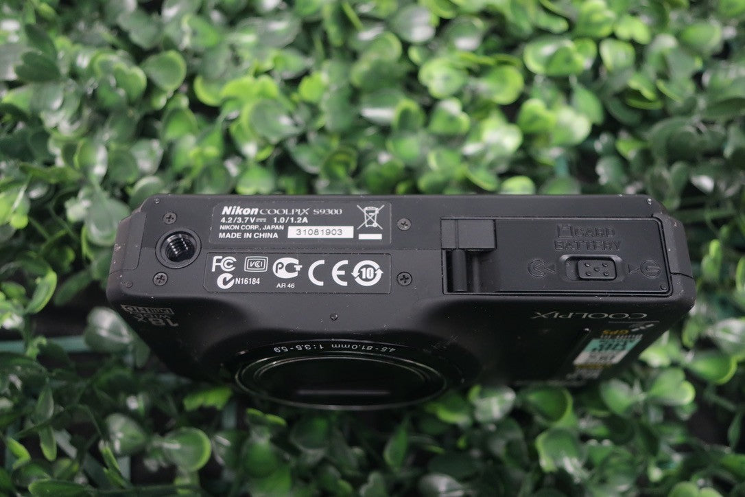 Nikon Coolpix S9300 Digital  Camera, SPARES ONLY, Does Not Turn On. READ DESCRIP