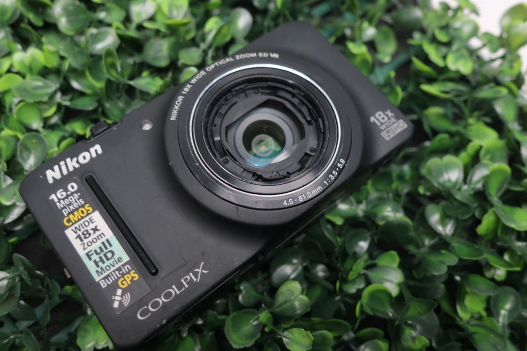 Nikon Coolpix S9300 Digital Camera 16MP Powers On for Parts/Repairs READ DESCRIP