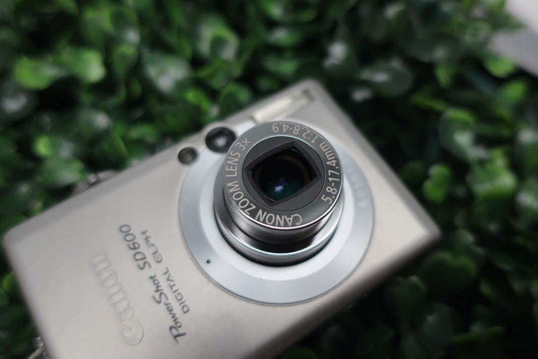 Canon PowerShot SD600 Digital ELPH 6.0MP Camera Silver W/Batt+Charger+SD #1 BUND