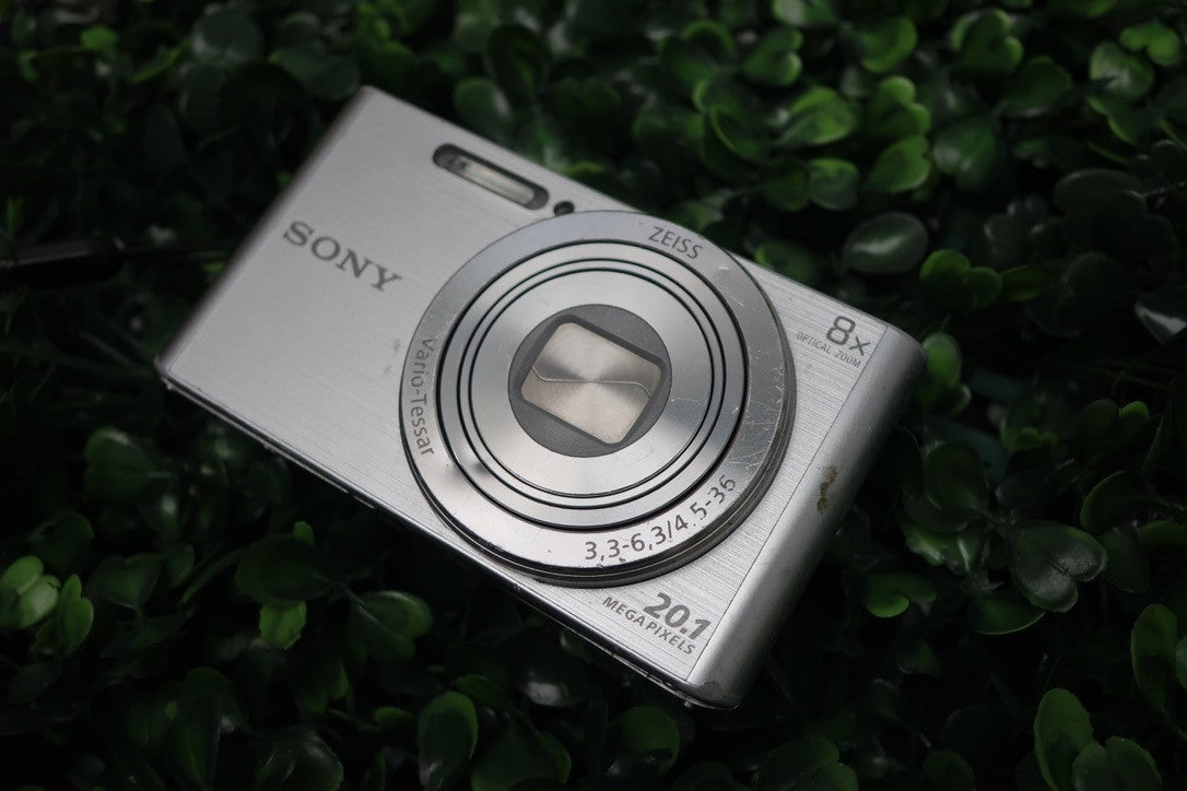 Sony Cybershot DSC-W830 20.1MP Digital Camera Silver - Faulty -SMALL DUST SPOTS