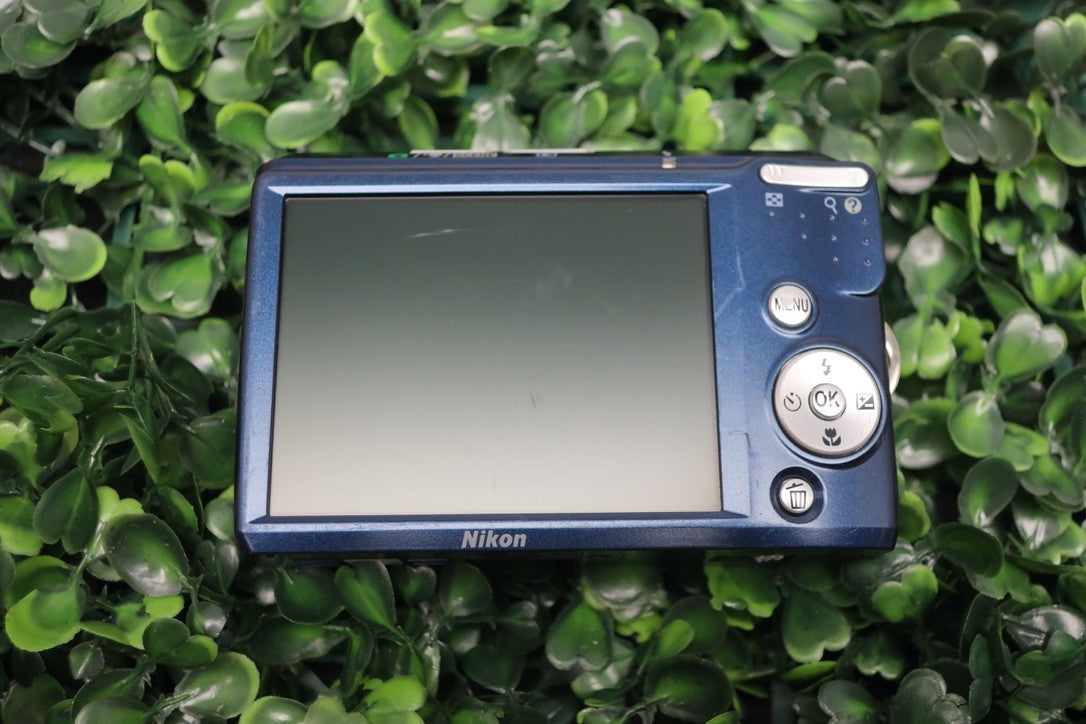 Nikon COOLPIX L18 8.0MP Digital Camera - Blue Tested Working No SD