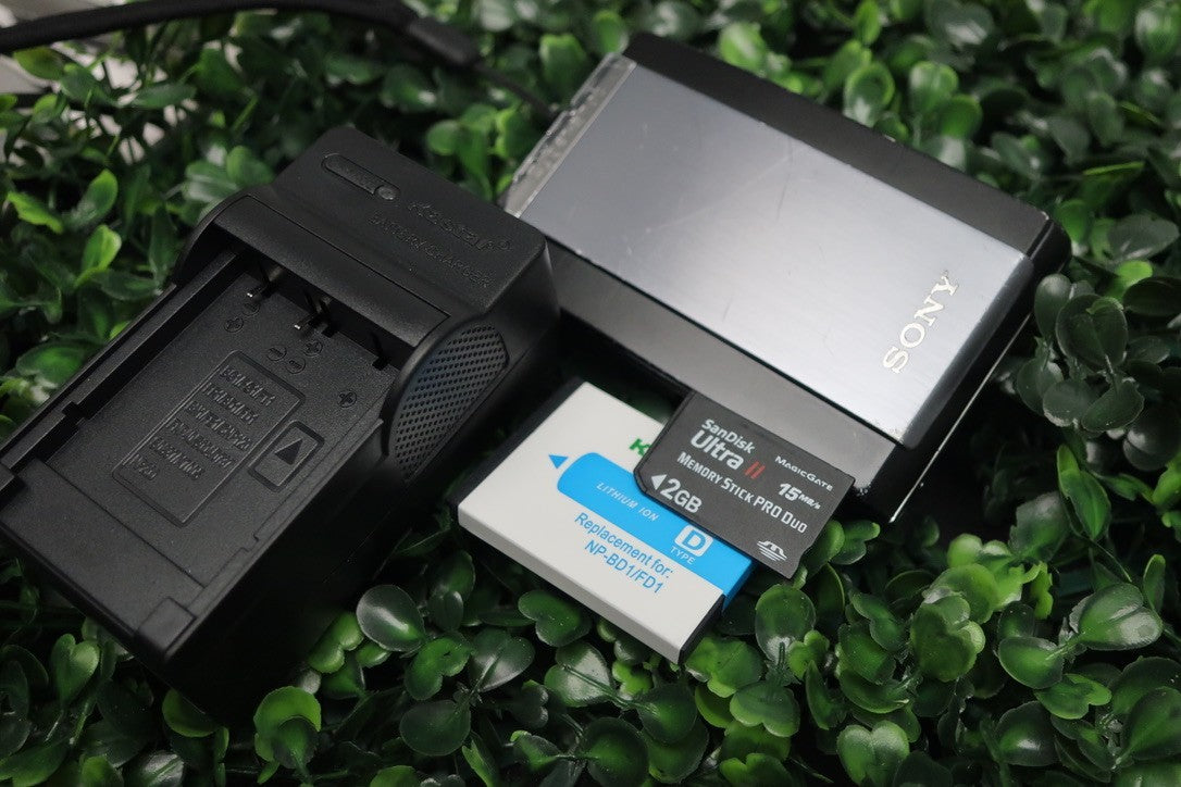 Sony CyberShot DSC-T300 10.1MP Digital Camera W/Battery +SD Card +Charger TESTED